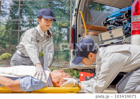 救急車 救急隊員イメージ 救急車 救急隊員イメージ 103439075