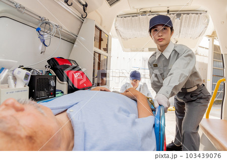 救急車　救急隊員イメージ 103439076