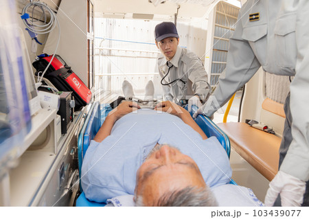 救急車　救急隊員イメージ 103439077