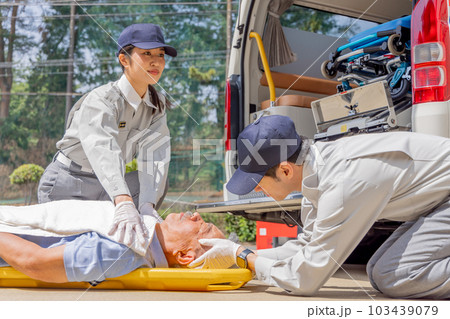 気道確保する救急隊員イメージ 103439079