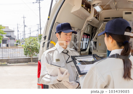 救急車　救急隊員イメージ 103439085