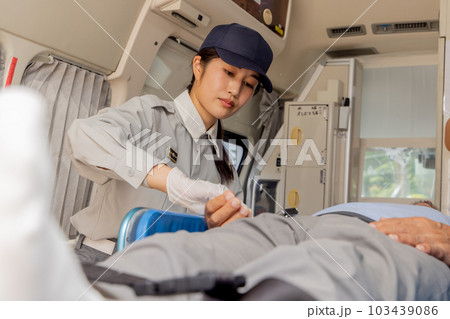 救急車で脈拍を確認する救急隊員 救急車で脈拍を確認する救急隊員 103439086