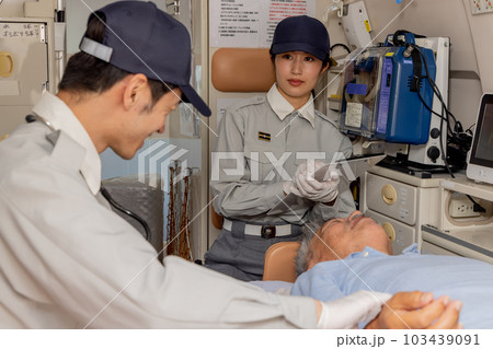 救急車で脈拍を確認する救急隊員 103439091