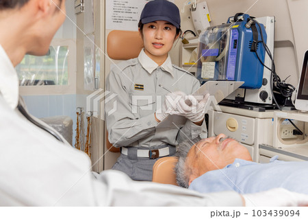 救急車　救急隊員イメージ 103439094