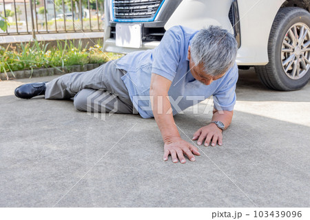 自動車に跳ねられたシニア男性 自動車に跳ねられたシニア男性 103439096