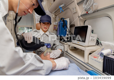 人工蘇生器を使う救急隊員 人工蘇生器を使う救急隊員 103439099