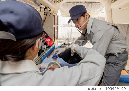 人工蘇生器を使う救急隊員 103439100