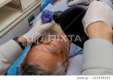 人工蘇生器を使う救急隊員 人工蘇生器を使う救急隊員 103439103