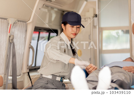 救急車で脈拍を確認する救急隊員 救急車で脈拍を確認する救急隊員 103439110