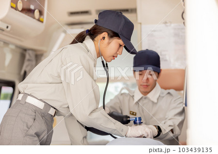 聴診器を使う救急隊員 103439135