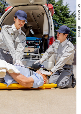 人工蘇生器を使う救急隊員 人工蘇生器を使う救急隊員 103439139