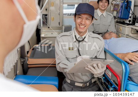 患者の状態を聞く救急隊員 103439147