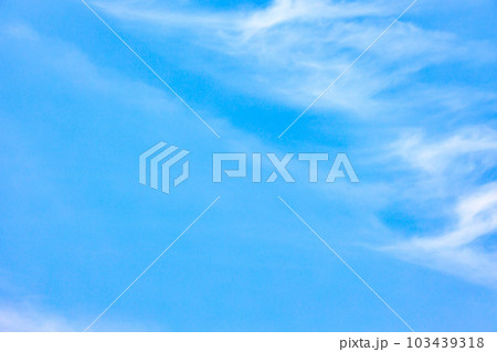 青空と雲の背景素材 103439318