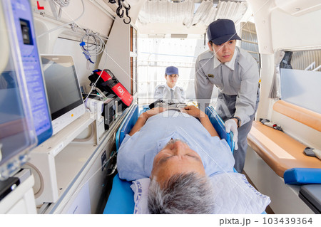 救急車　救急隊員イメージ 103439364