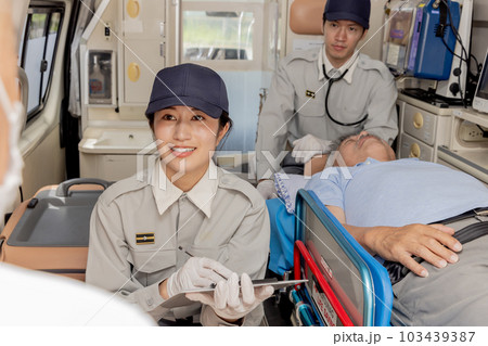 患者の状態を聞く救急隊員 患者の状態を聞く救急隊員 103439387