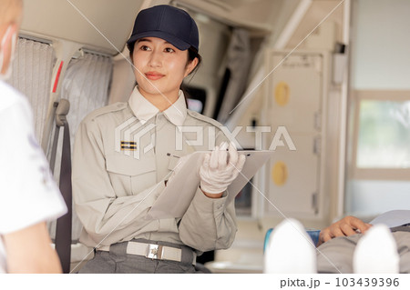 患者の状態を通報者に伝える救急隊員 103439396