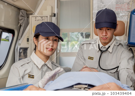 患者に呼びかけをして意識の確認をする救急隊員 患者に呼びかけをして意識の確認をする救急隊員 103439404
