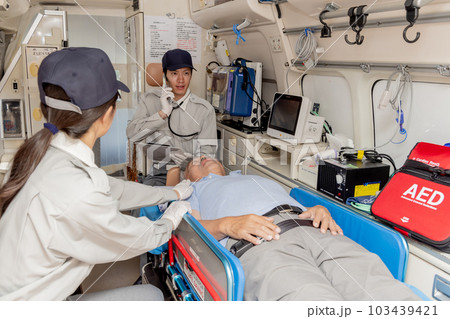 病院の受け入れ先を探す救急隊員 103439421