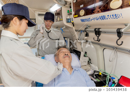 病院の受け入れ先を探す救急隊員 病院の受け入れ先を探す救急隊員 103439438