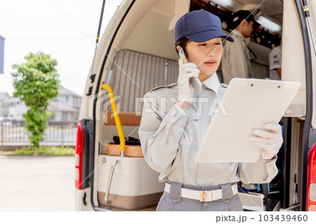 病院の受け入れ先を探す救急隊員 病院の受け入れ先を探す救急隊員 103439460