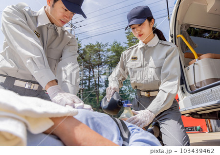 心臓マッサージをする救急隊員 心臓マッサージをする救急隊員 103439462