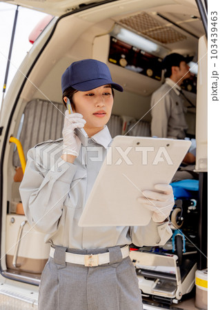 病院の受け入れ先を探す救急隊員 病院の受け入れ先を探す救急隊員 103439463