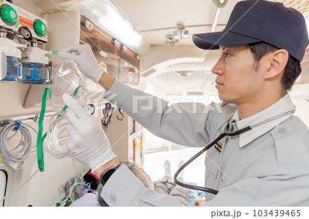 酸素吸入器を使う救急隊員 103439465