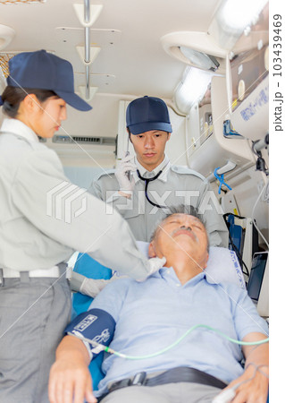 病院の受け入れ先を探す救急隊員 103439469