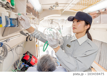 酸素吸入器を使う救急隊員 酸素吸入器を使う救急隊員 103439475
