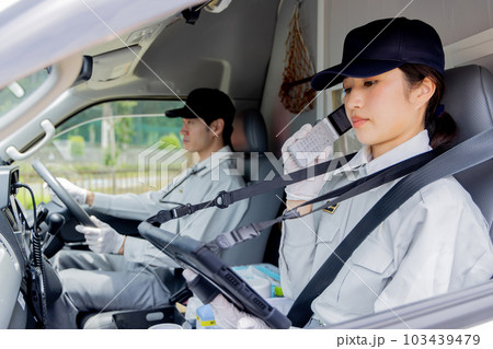 病院の受け入れ先を探す救急隊員 103439479