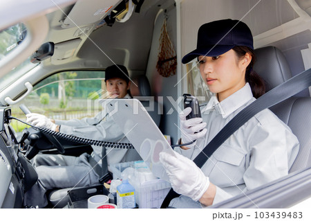 病院の受け入れ先を探す救急隊員 103439483