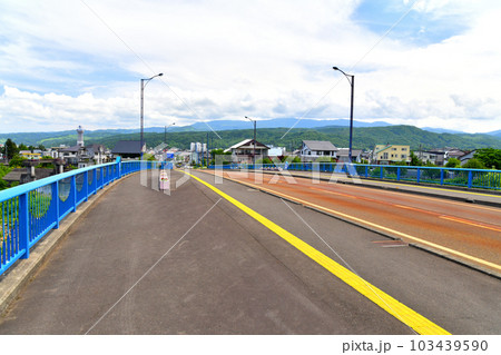 はねうま大橋/矢代川より新井駅/しののめ通り方向を望む(新潟県妙高市)【2023.5】 はねうま大橋/矢代川より新井駅/しののめ通り方向を望む(新潟県妙高市)【2023.5】 103439590