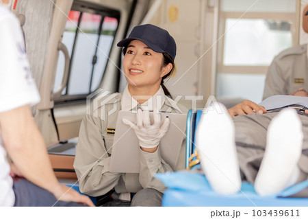 患者の状態を親族に伝える救急隊員 患者の状態を親族に伝える救急隊員 103439611