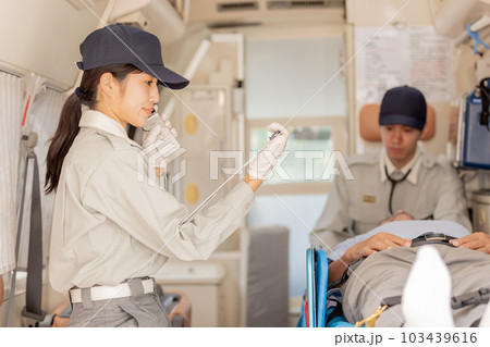 病院の受け入れ先を探す救急隊員 103439616
