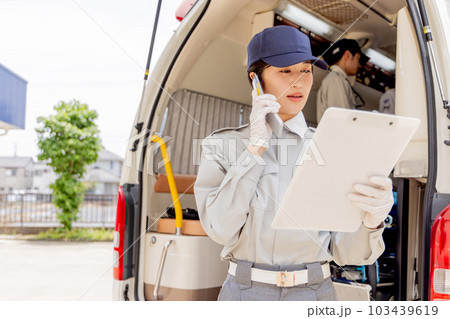 病院の受け入れ先を探す救急隊員 病院の受け入れ先を探す救急隊員 103439619