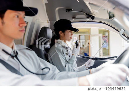 病院の受け入れ先を探す救急隊員 103439623