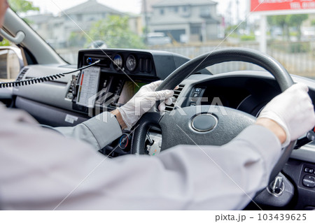 救急車の運転をする救急隊員 救急車の運転をする救急隊員 103439625