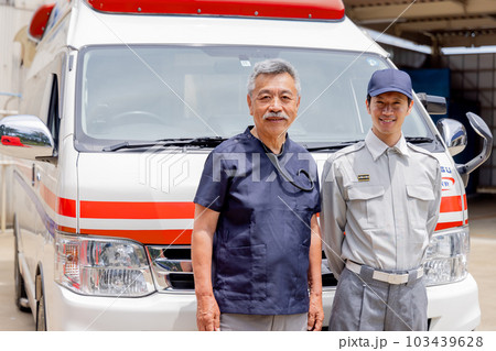 救急車の前で笑顔の救急隊員と医者 救急車の前で笑顔の救急隊員と医者 103439628