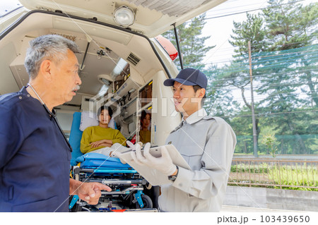 医者と引継ぎをする救急隊員 103439650