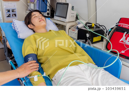 救急車で運ばれる若い女性 救急車で運ばれる若い女性 103439651