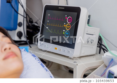 救急車に常設されている生体監視 モニター 救急車に常設されている生体監視 モニター 103439653