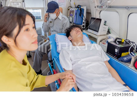 救急車に運ばれた若い男性 103439658