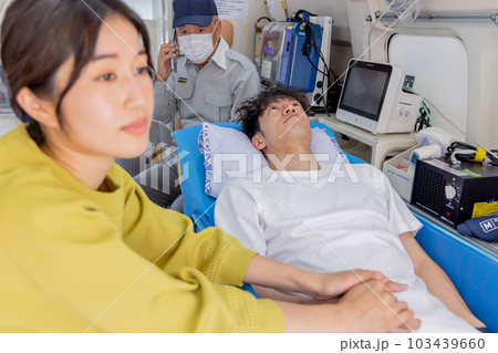 救急車に運ばれた若い男性 救急車に運ばれた若い男性 103439660