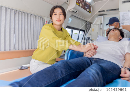 救急車に運ばれた若い男性 103439661