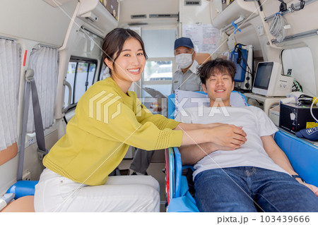 救急隊員のお陰で助かった若い男性 救急隊員のお陰で助かった若い男性 103439666