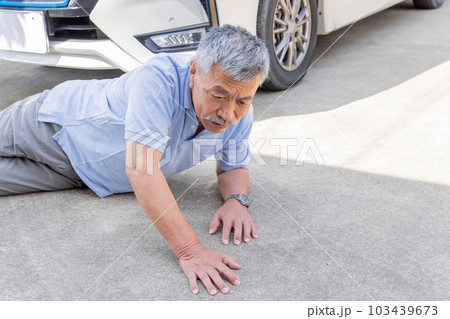 自動車に跳ねられたシニア男性 自動車に跳ねられたシニア男性 103439673