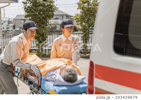 ストレッチャーで運ばれる患者 ストレッチャーで運ばれる患者 103439679