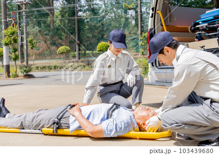 ストレッチャーで運ばれる患者 103439680
