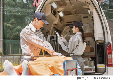 ストレッチャーで運ばれる患者 ストレッチャーで運ばれる患者 103439683