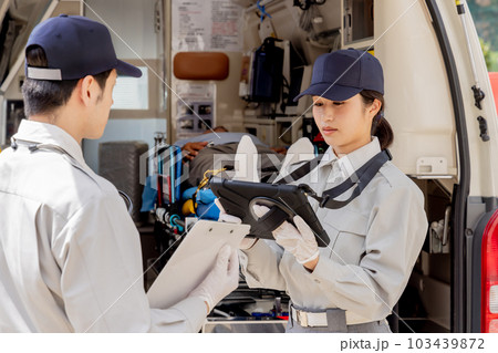 救急車　救急隊員イメージ 103439872